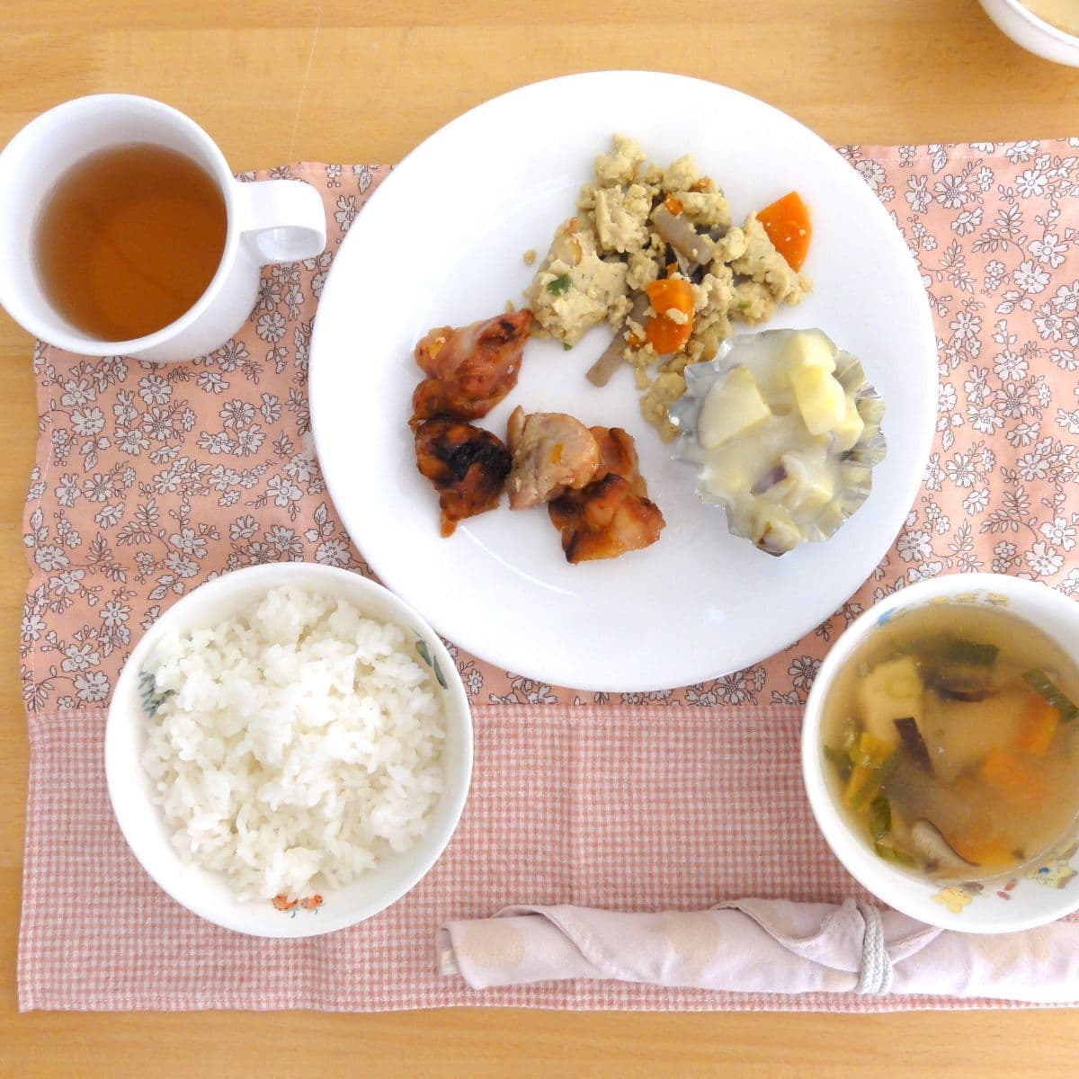 幼稚園の手作り給食の写真